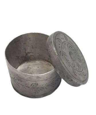 קופסת כסף עתיקה, עבודת יד. לא חתום (כסף נבדק). 
חריטות אומנות מסביב. ככל הנראה שימש לטבק או 