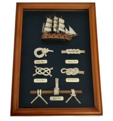 לוח תצוגה מרהיב של קשרים ימיים Knot Board. 
ממוסגר במסגרת עומק מרשימה עם זכוכית ומסגרת עץ