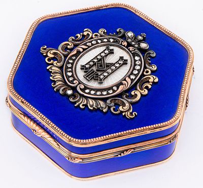 נדיר - Faberge 
קופסת מלכותית מזהב 14 קראט אמייל גיושה ויהלומים, חתומה מיכאיל פרחין פברז'ה, 