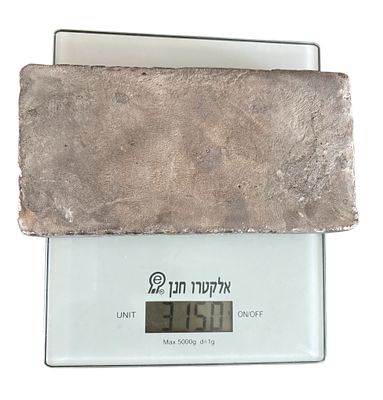 מטיל כסף גדול של בית יציקה/מכרה. נראה ישן מאוד. 3150 גרם. נבדק בחומצה - מכיל לפחות 80% כסף טהור.