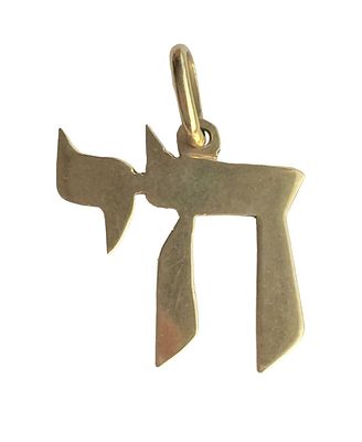 תליון זהב צהוב 18K "חי". עבודת יד. 
משקל: 1.7 גרם. 
מידות כללי: 2.9X1.9 ס"מ.