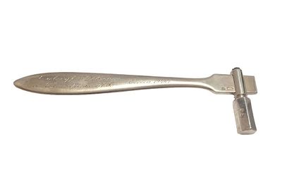 כלי כסף רוסי עתיק מתקופת הצאר המאה ה-19. נראה ששימש כסוג של פטיש או מפתח הטענה כלשהו. חתום. 