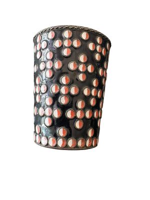 כוס כסף רוסי 916 עם עבודת אמייל מרהיבה. תחילת/אמצע המאה הקודמת. 
גובה: 4.8 ס"מ. 
