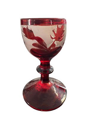 גביע זכוכית רובי ישן מאוד (אזור 1900) מעוטר בליטוש עבודת יד בדוגמאות צמחים. 
גובה: 75 