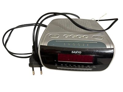 רדיו/טרנזיסטור. משומש. 
במצב עבודה. 
מידות: 15X15X5 ס"מ.