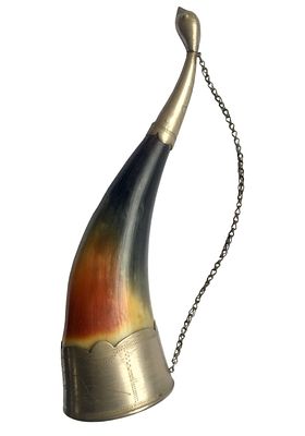 קרן עתיקה לשתייה עם קצוות כסף וחריטות אומן. חתום. 
קוטר פתח שתייה כ- 6.5 ס"מ. 
גובה: 