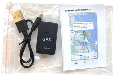 מכשיר GPS זעיר חדש וללא שימוש כולל כבל וחוברת הדרכה.