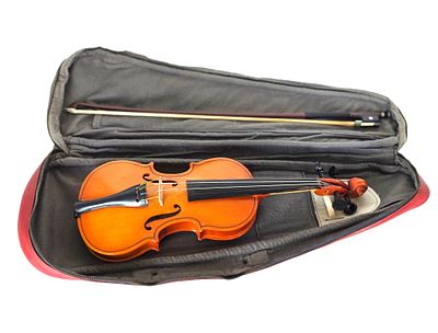 כינור ישן, נראה תקין , במצב טוב, כולל קשת, מגיע בתיק מקורי. 
מידות הכינור : 43X15 