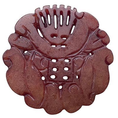 מדליון ג'ייד עתיק. מגולף בעבודת יד. 
מידות: 55X55 מ"מ. 
משקל: 24.8 גרם. 