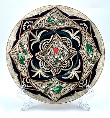 צלחת נחושת בעבודת יד עם חריתה ואמייל צבעוני 
צלחת דקורטיבית יוצאת דופן עשויה נחושת, מעוטרת 