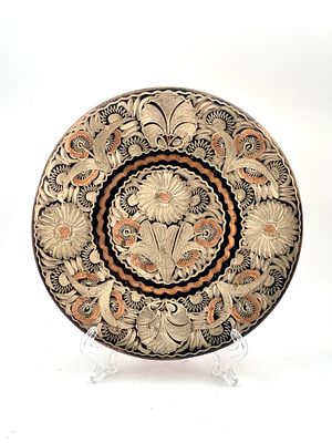 צלחת נחושת בעבודת חריתה דקורטיבית 
צלחת נחושת מרשימה, בעבודת יד, המציגה עיטורים דקורטיביים 