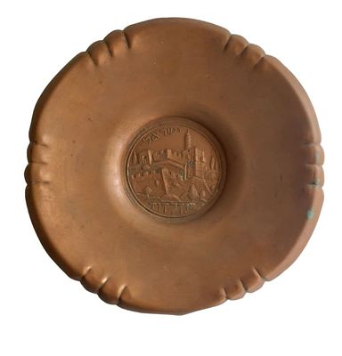 צלחת נחושת ישראלית עם תבליט מגדל דוד, קוטר 24 ס"מ.