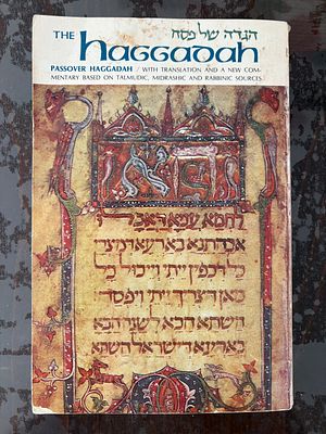 הגדה של פסח, כריכה רכה, אנגלית ועברית, הוצאת ארטסקרול ניו יורק, יש הסכמות של רבנים רבים בתחילת 