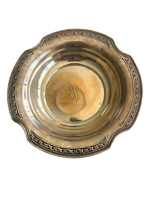 קערת כסף סטרלינג מעוצבת. בעלת נוכחות. 
חתום וממוספר. 
קוטר כולל: 24.2 ס"מ. 