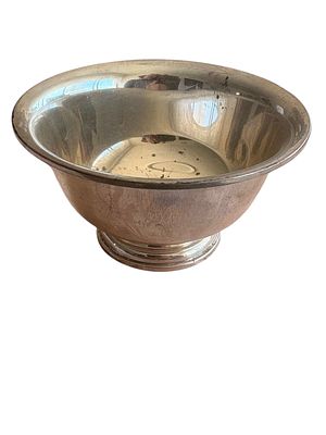 קערת כסף סטרלינג על רגלית קטנה. 
סימני שימוש וגיל. זקוק לניקוי. 
חתום וממוספר. 