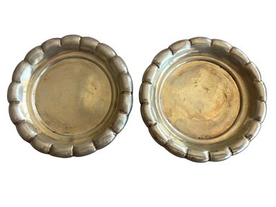 לוט 2 צלחות/תחתיות לקידוש מכסף. 
חתום. 
קוטר כולל: 14.3 ס"מ. 
