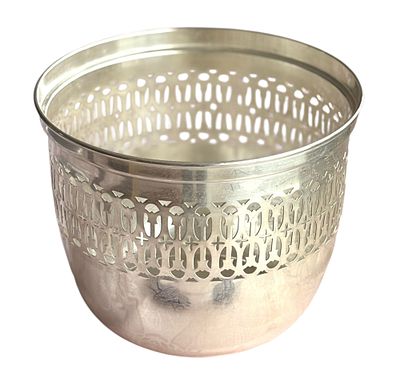 כלי כסף סטרלינג דקורטיבי של Cartier. 
מידות: 15x19 ס״מ. 
משקל: 629 גרם. 