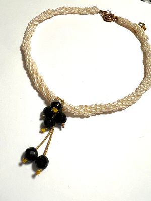 Колье из редкого вида жемчуга ОАЭ. Размеры: обхват колье 42 см + 8 см 
Материалы: натуральный 