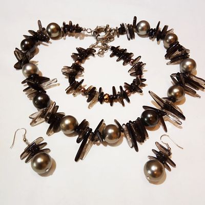 Авторский комплект из крупного майорика-жемчуга с раухтопазами ОАЭ. Размеры: колье 46+6 см; 