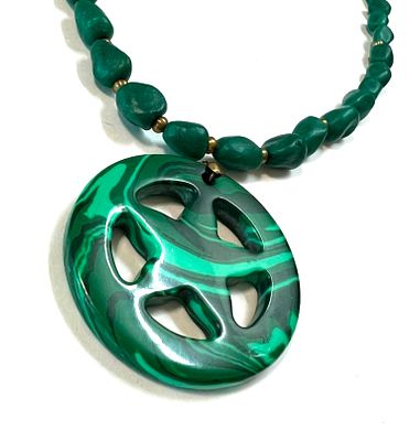 Подвеска малахитовая "Магический Пентакль" Россия. Размеры: длина 50 см; D Пентакля 5 см 