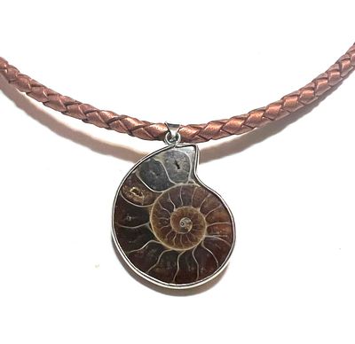 Эксклюзивный Чокер с натуральным аммонитом ОАЭ. Размеры: обхват 45 см; аммонит 30х23 мм, кожа 