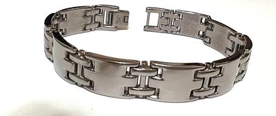 Мужской браслет из черной стали Сингапур. Размеры: длина 19.5 см; ширина 1.3 см 
Стильный 