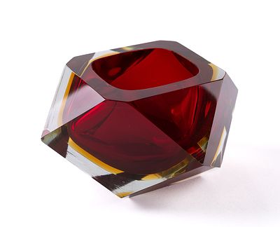 Ваза в стиле Ар Деко Богемии в 1920 годы. *цветное стекло, огранка, шлифовка 
Ваза имеет 