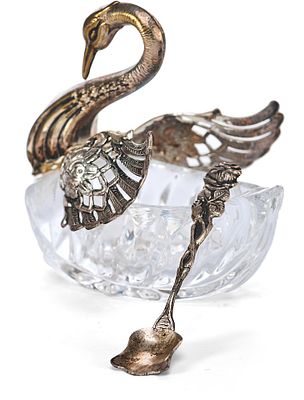 Солонка "Лебедь". Европа, начало XX в 
8стекло, металл, литье, штамп 
Солонка, состоящая из двух 