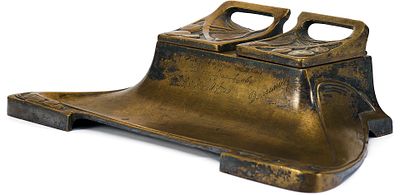 Бронзовый Настольный прибор в стиле модерн. бронза, гравировка. 
Имеется экспертное заключение 