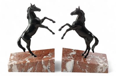 Парные скульптуры &laquo;Лошади&raquo; Европа 1900-е. бронза, мрамор, патинирование, литьё 
Имеется 