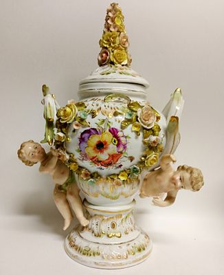 Ваза-кубок "Путти в цветах" фарфор Германия Sitzendorf 1890. Идеальный музейный сохран! 