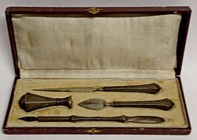 Старинный письменный канцелярский набор Франция 19 век. В родной коробке. 
Материал: бронза 