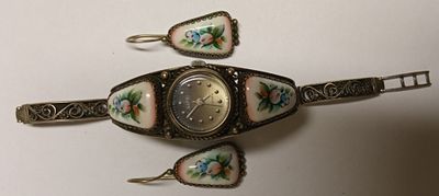 Часы наручные женские Заря с браслетом и серьгами СССР. Материал: Металл 
Страна: СССР 
Время: 