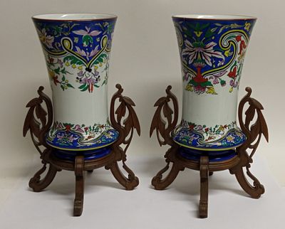 Вазы парные на деревянных подставках Англия 19 век. Материал: Фарфор 
Страна: Великобритания 