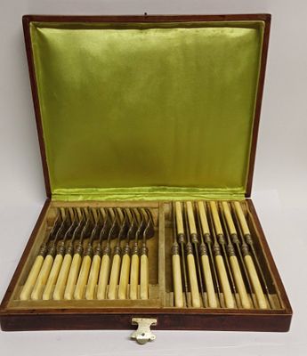 Набор столовый для рыбы на 12 персон. Европа. 19 вtr. Материал: Металл 
Страна: Европа 
Время: 