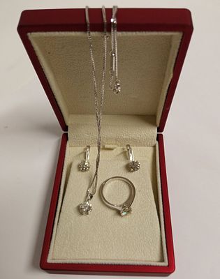 Гарнитур с бриллиантами Израиль. Гарнитур в составе: кольцо, серьги, подвеска с крупными 