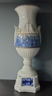 Ваза "35 ЛЕТ ГОЭЛРО" авторы Архиереевы, СССР, Коростень, 1955. Высота 110 см 
*Ваза состоит из 