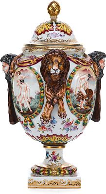 Ваза фарфоровая &laquo;Геракл&raquo; Италия начало 20 века. Ваза с крышкой, украшенная рельефными цветными 