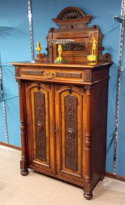 Антикварный шкаф Германия 19 век. Длина: 99 сантиметров 
Ширина: 52 сантиметров 
Высота: 191 