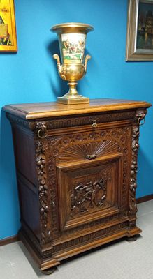 Тумба в стиле Ренессанс со львами Орех Франция 19 век. Длина: 95 сантиметров 
Ширина: 50 