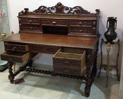 Дубовый Стол Бюро в стиле Луи XV Франция 19 век. Длина: 136 сантиметров 
Ширина: 73 сантиметров 