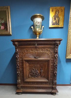 Тумба в стиле Ренессанс со львами Орех Франция 19 век. Длина: 95 сантиметров 
Ширина: 50 