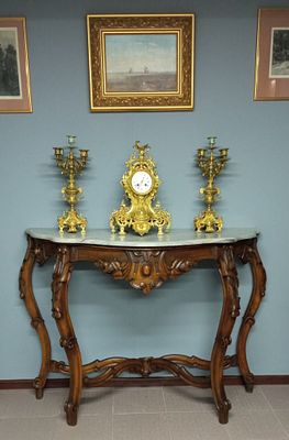 ГРАНД КОНСОЛЬ ОРЕХ МРАМОР ИТАЛИЯ 19 век. Длина: 130 сантиметров 
Ширина: 60 сантиметров 
Высота: 