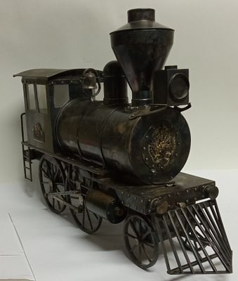 Самовар Паровоз серебро 875 Россия. Длина: 11 сантиметров 
Ширина: 44 сантиметров 
Высота: 30 