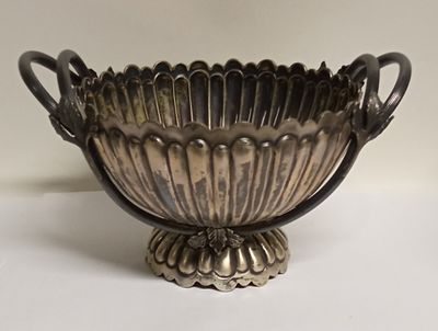 ВАЗА ФРУКТОВНИЦА серебро 84 Россия 19 век. Длина: 23 сантиметров 
Ширина: 31 сантиметров 