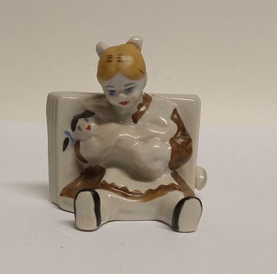 Статуэтка Девочка с букварем ЗХК Полонне 1950-е РЕДКАЯ. Высота 7 см 
Автор Г. Молдаван