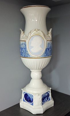 Соц - Арт Ваза "35 ЛЕТ ГОЭЛРО" авт Архиереевы СССР Коростень 1955. Авторы: Аркадий Архиереев 