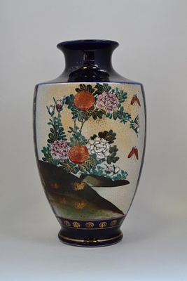 Ваза Гейши в саду с видом на Фудзи фарфор Япония 19 век. Высота: 22 сантиметров 
Фарфор 