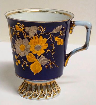 Кружка - бокал т-ва М.С. Кузнецова. Высота: 11 сантиметров 
Диаметр: 9 сантиметров 