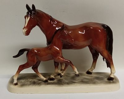 Статуэтка Лошадь с жеребенком Hertwig Германия 1940-е. Длина: 37 сантиметров 
Ширина: 12 